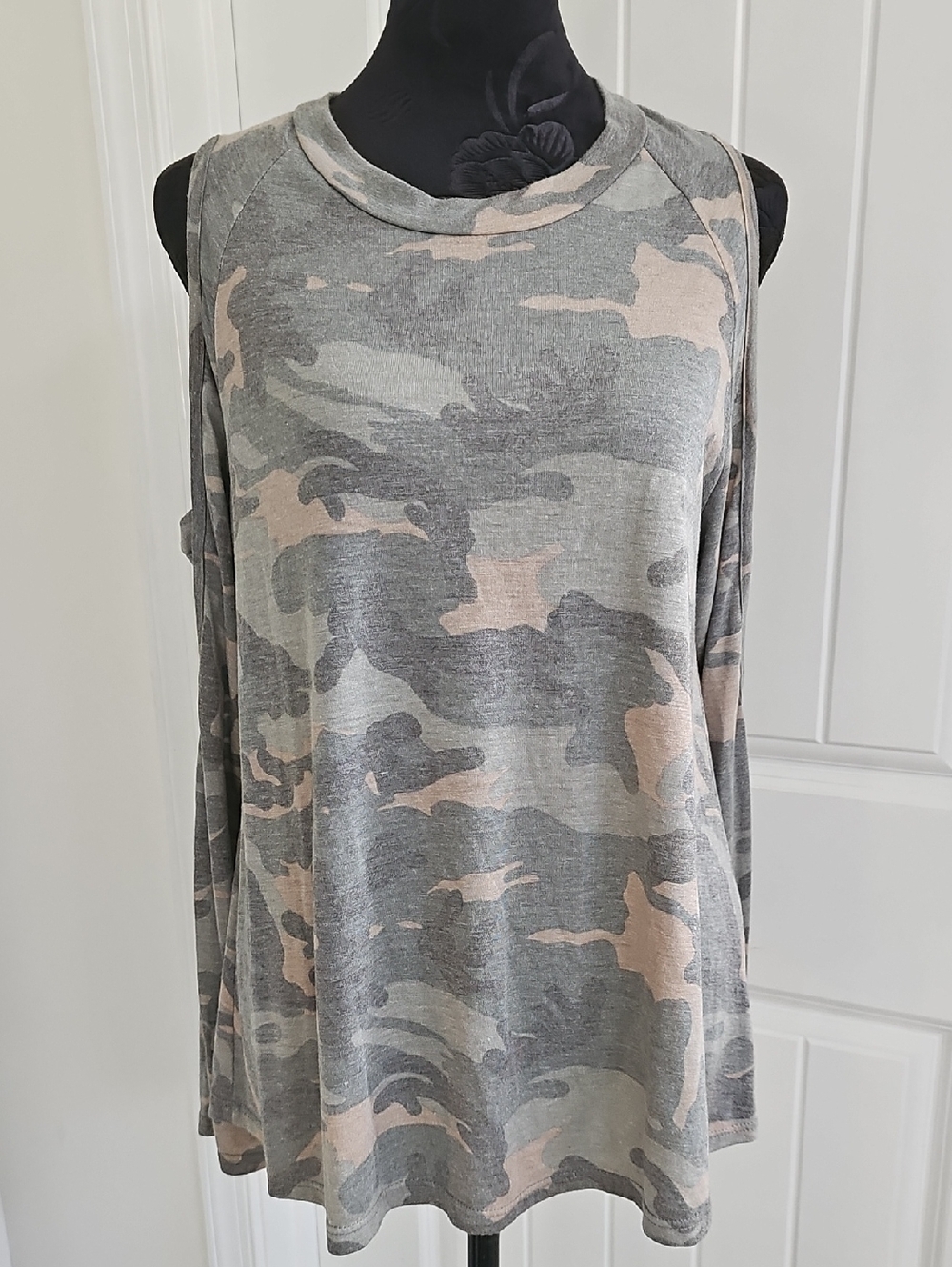Francescas Camo Cold-Shoulder Long Sleeve Top - Gray & Taupe, Size Large